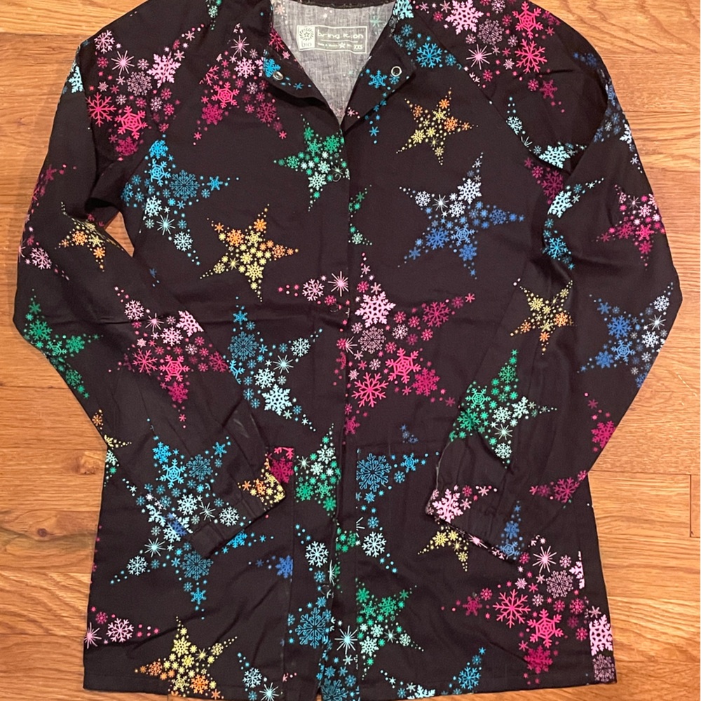 Women’s scrub top jacket star multicolored XXS/XS